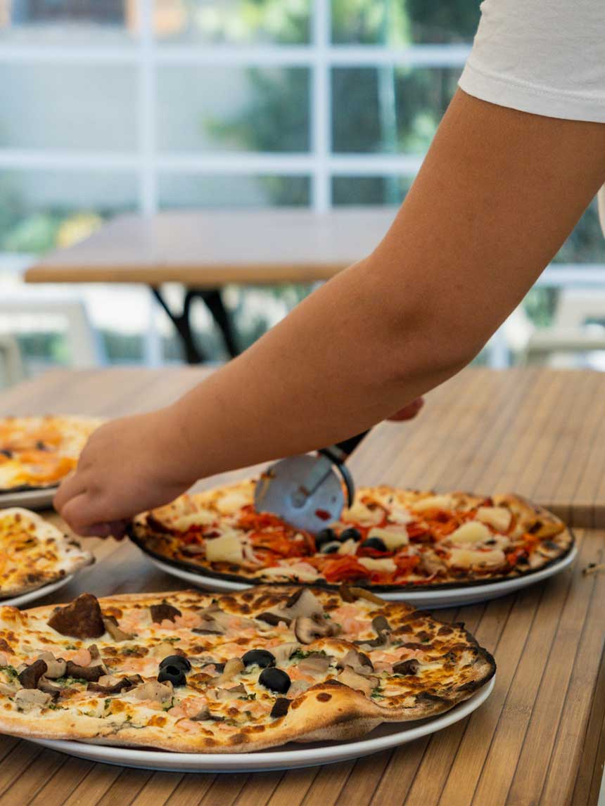 Calzone BD Pizzas pendant le live – Partage gourmand au rythme des beats à Angoulême ou Saint-Même-les-Carrières